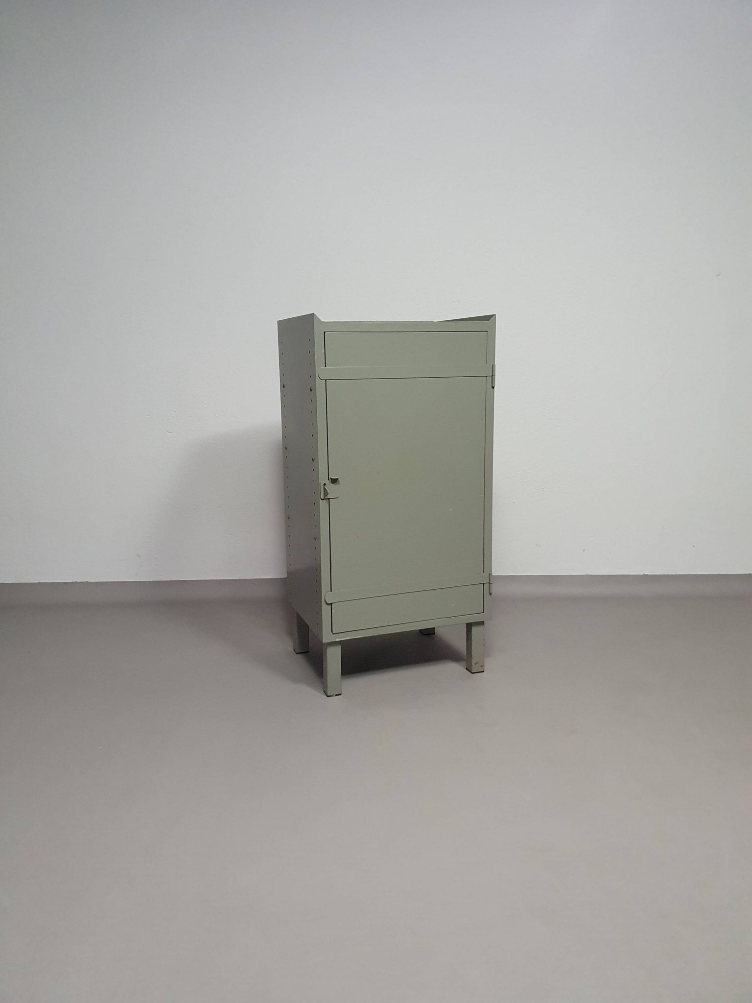Casier en métal gris. Petit buffet industriel.