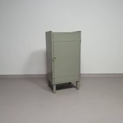 Casier en métal gris. Petit buffet industriel.