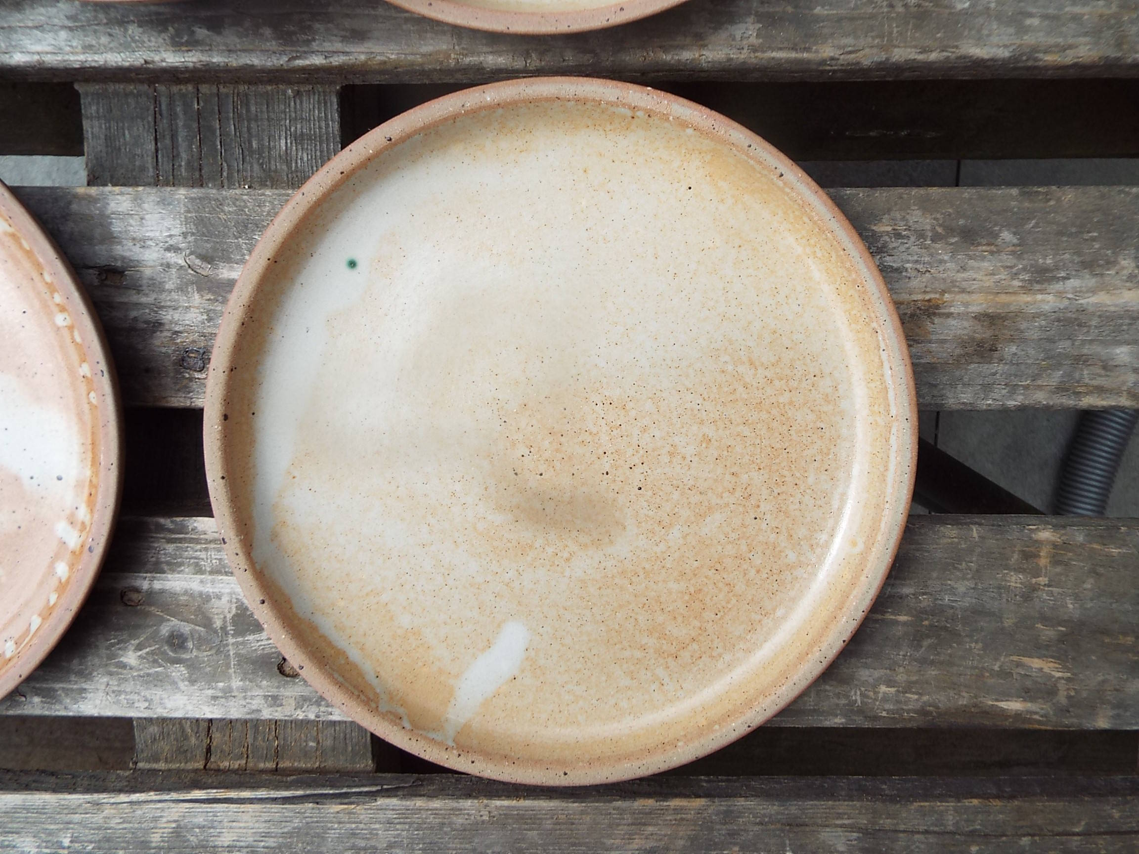 6 flat stoneware plates