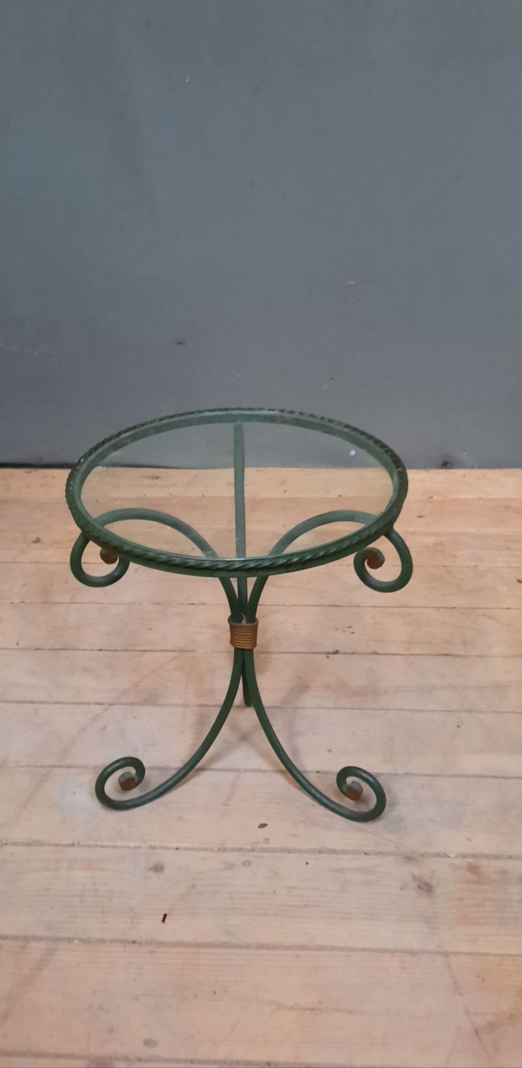 Round coffee table metal and glass