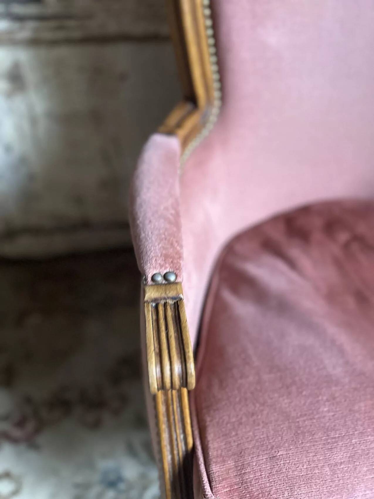 Petit fauteuil Louis XVI en velours vieux rose, assise déhoussable – Chic et confortable