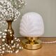 Lampe à poser globe vintage en opaline blanche