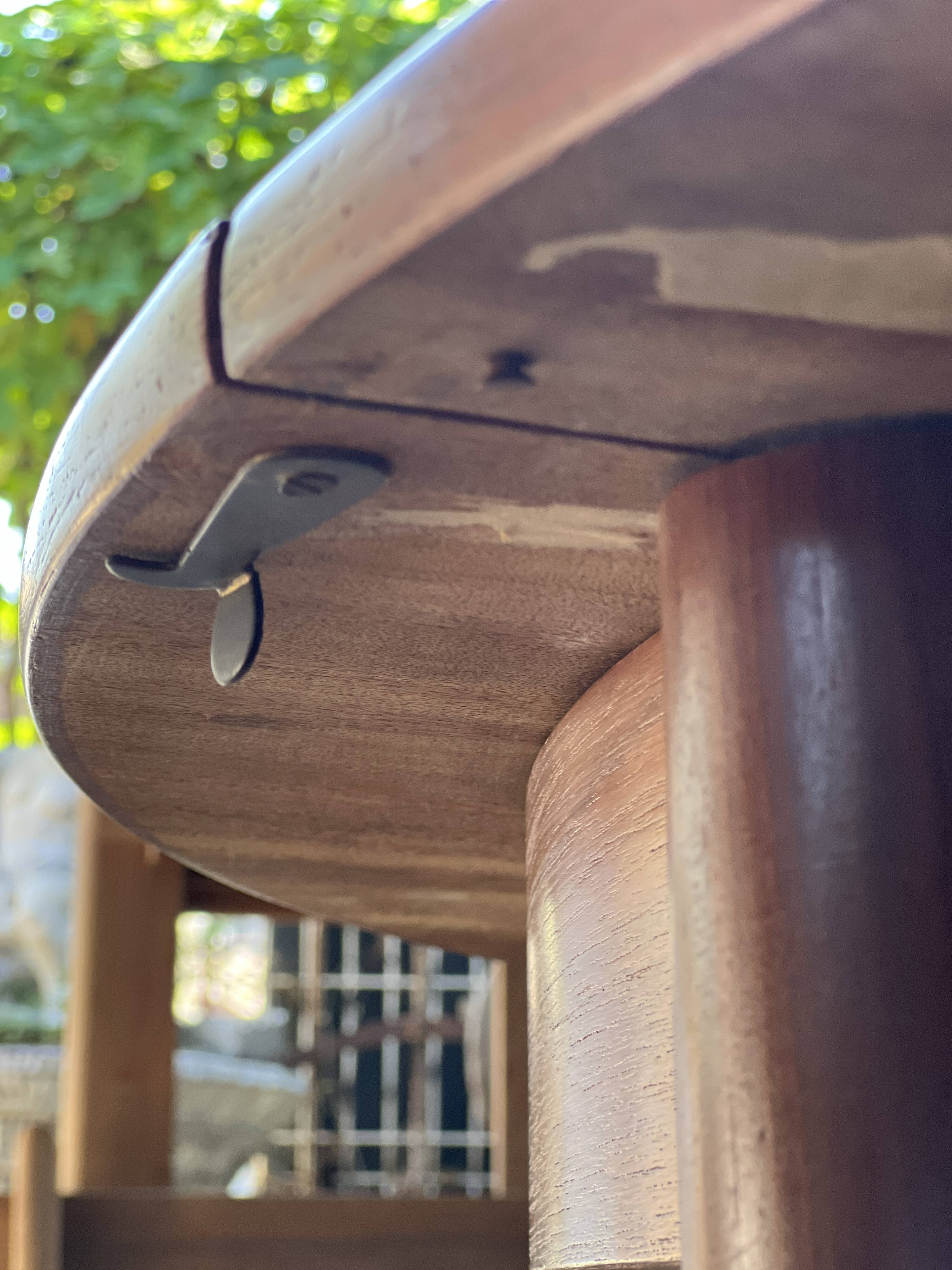 Round extendable table