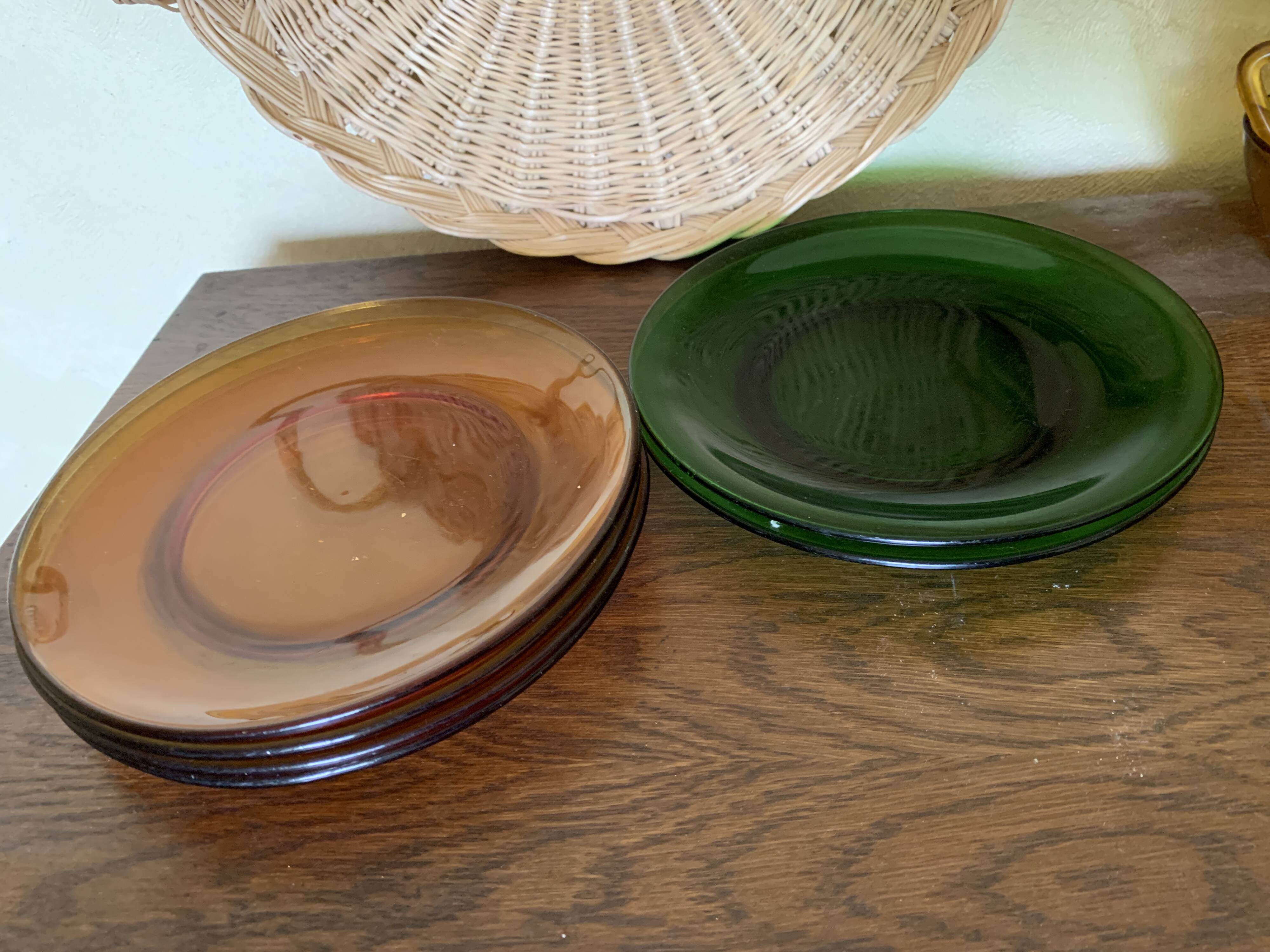 4 coffee cups, 3 saucers, 5 small and 2 large plates VERECO