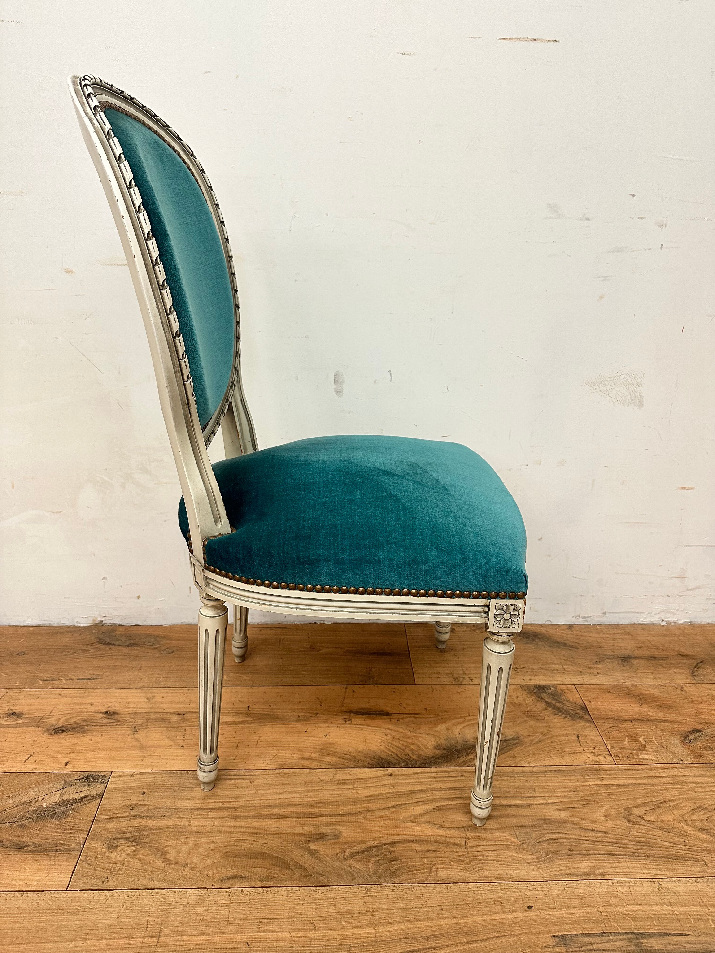 8 chaises à médaillon de style Louis XVI