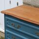 Commode ancienne rénovée bleu – plateau bois – 3 tiroirs