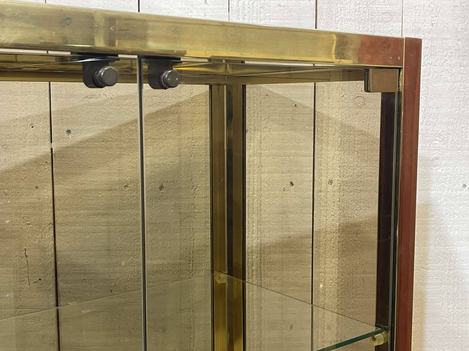 Paire de vitrines d'exposition en chrome doré et verre fumé - années 80