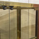 Paire de vitrines d'exposition en chrome doré et verre fumé - années 80