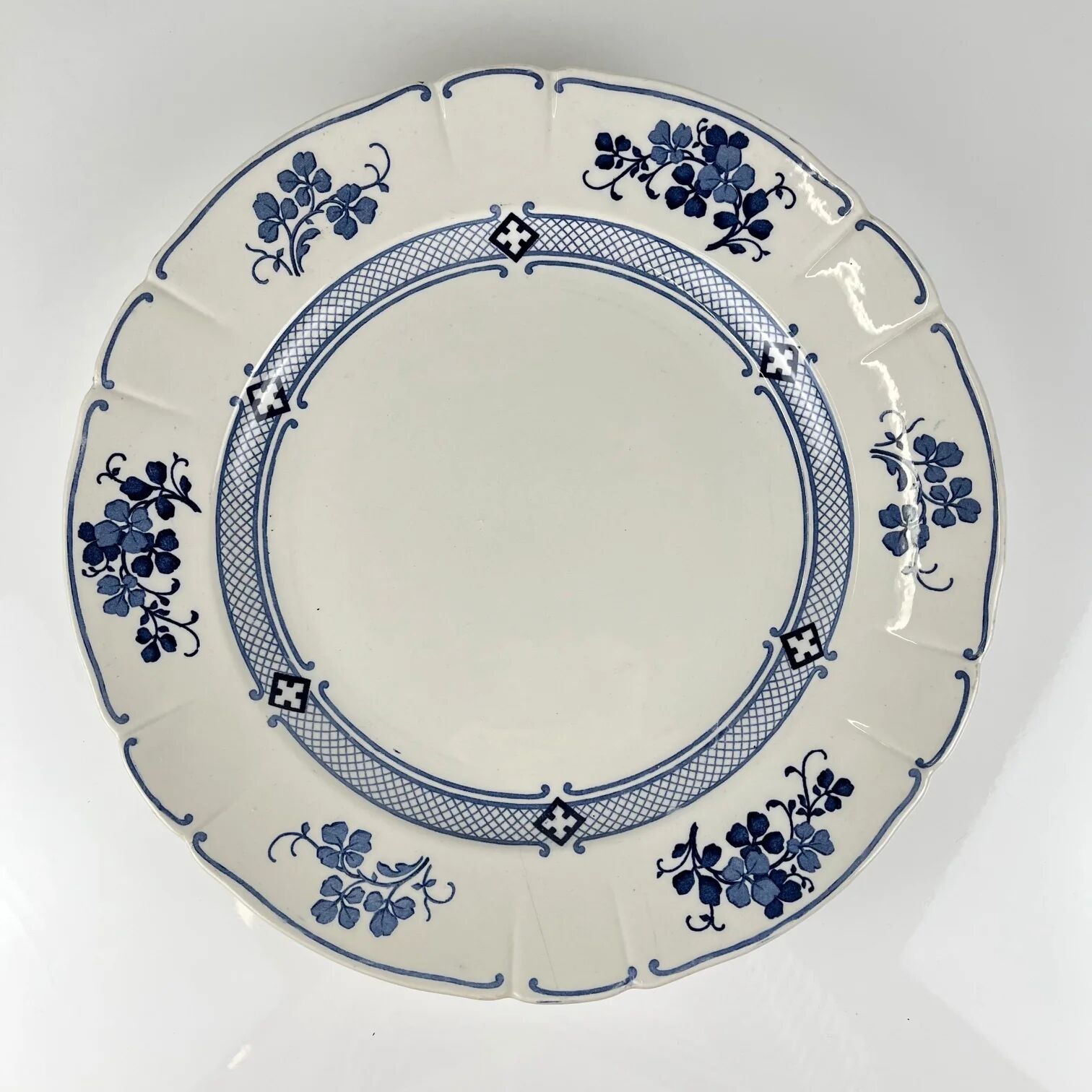 Large round plate Terre de Fer KG Lunéville, model "Jane", blue, 1890-1915.