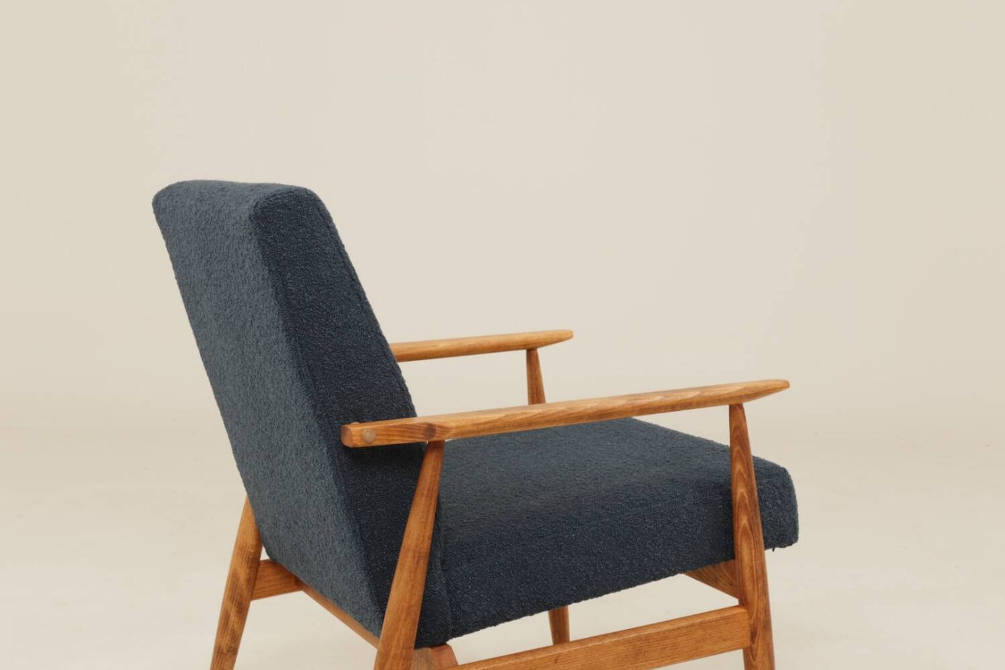 Fauteuil scandinave en bouclé bleu marine conçu par H. Lis.