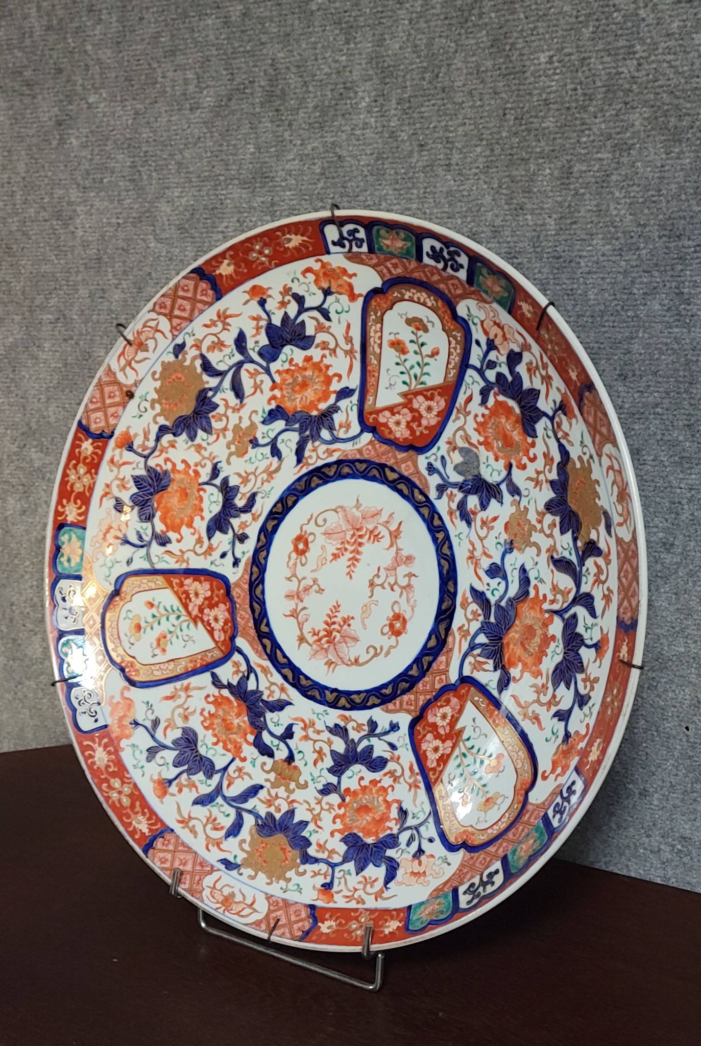 19th-century Asia: Important round porcelain dish decorated in the Imari style