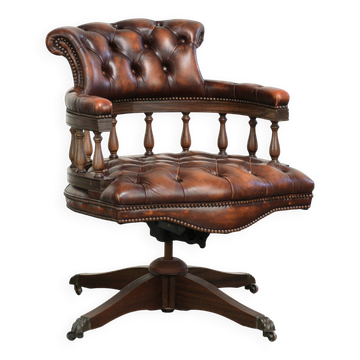 Chaise de bureau pivotante et inclinable Chesterfield en cuir vachette anglais avec bouton.