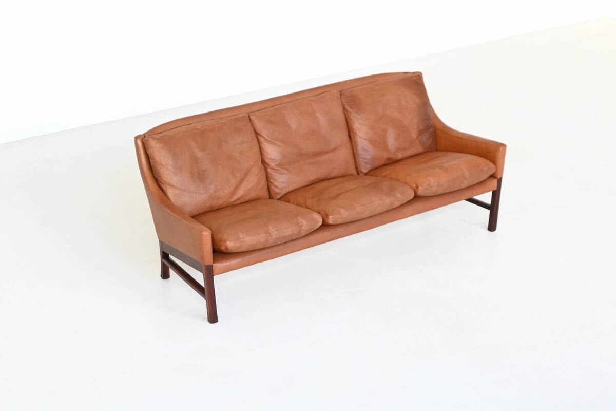 Canapé scandinave trois places en palissandre et cuir marron Danemark 1960