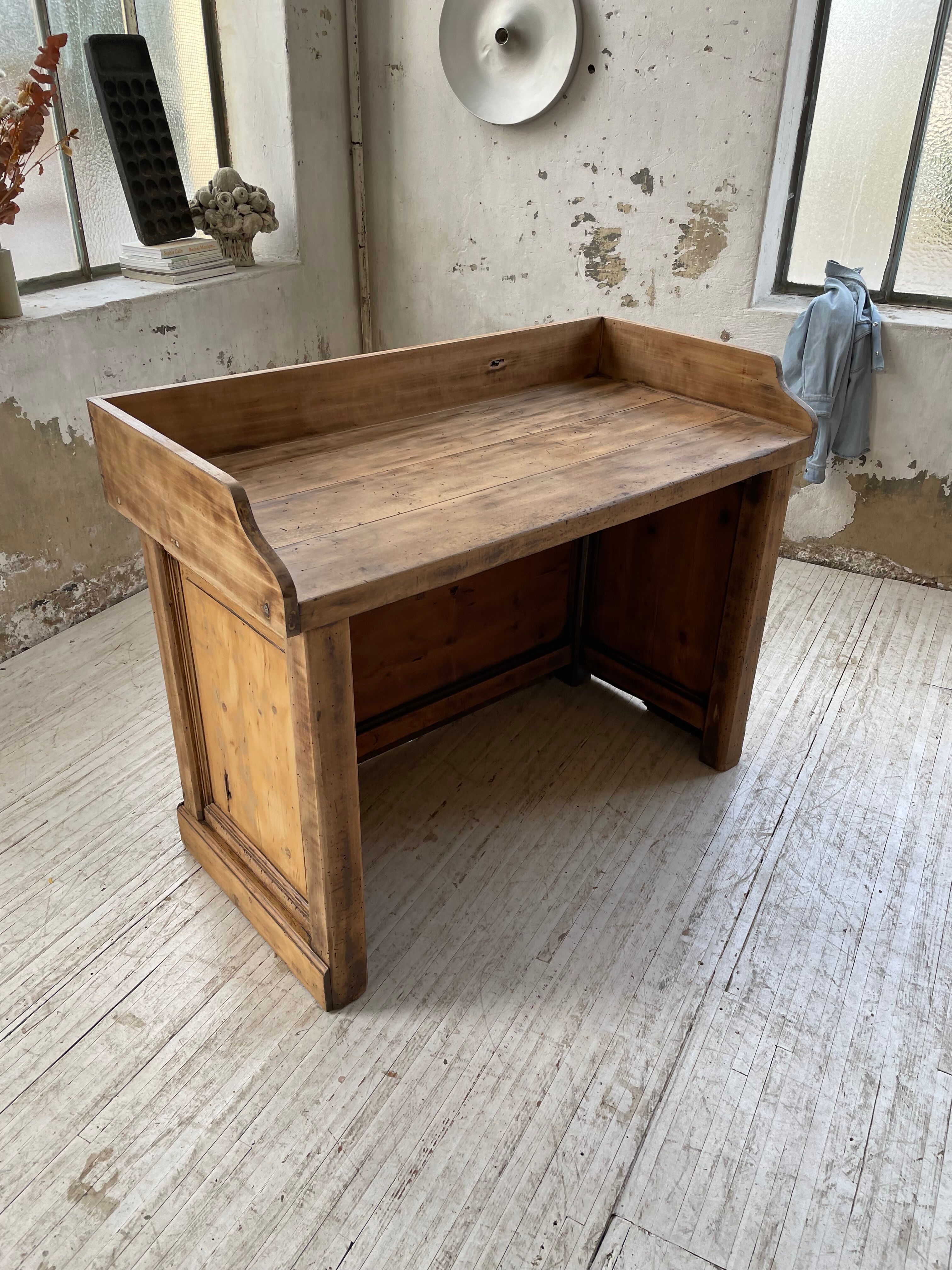 Trading counter central island pine