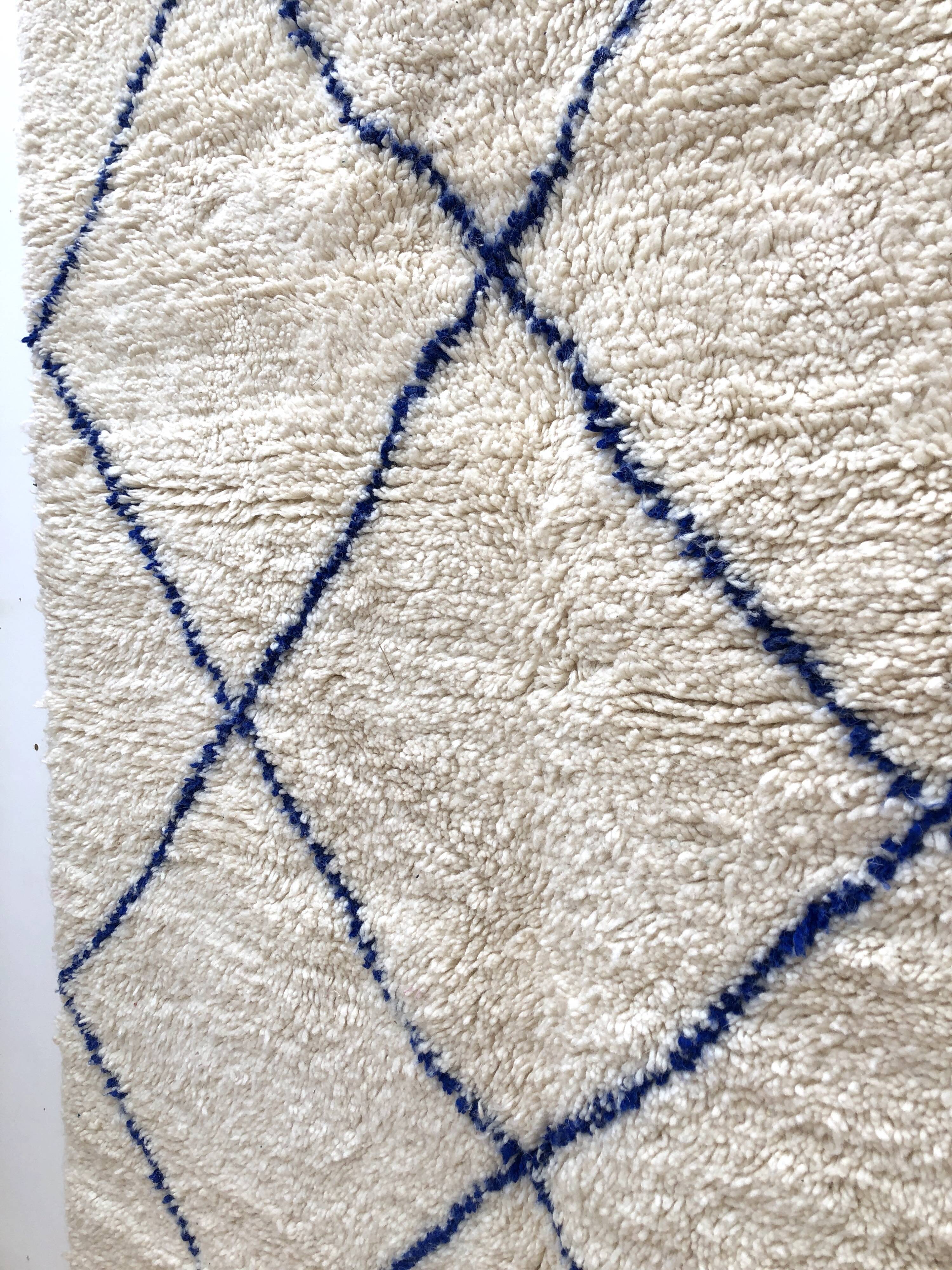 Moroccan Berber carpet Beni Ouarain ecru with majorelle blue diamonds 2.54x1.54m