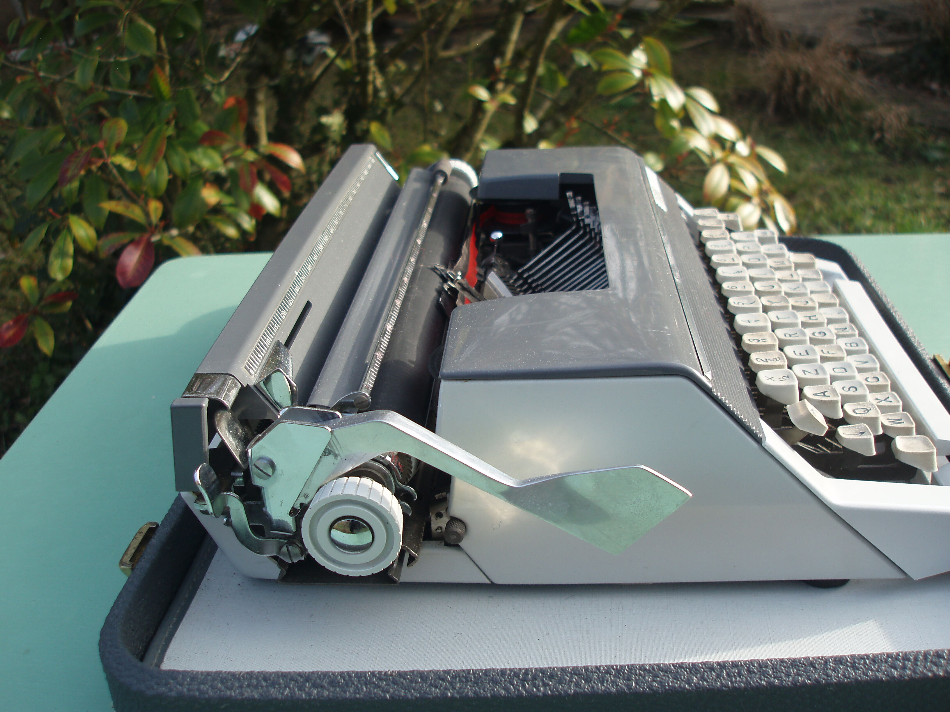 Typewriter in very good condition revised japy inter with his satchel