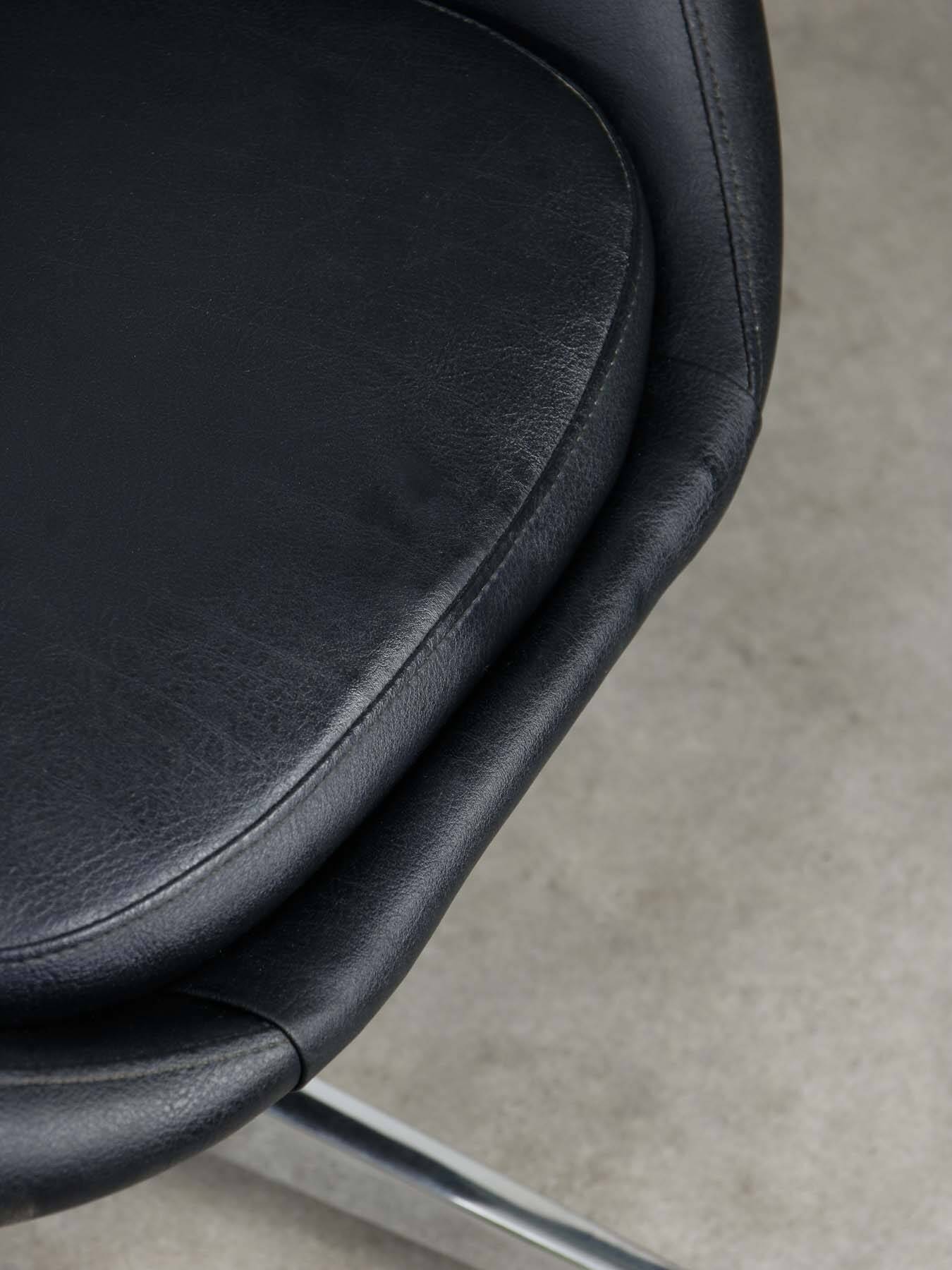 Chaise pivotante vintage en simili cuir noir et chrome, années 70
