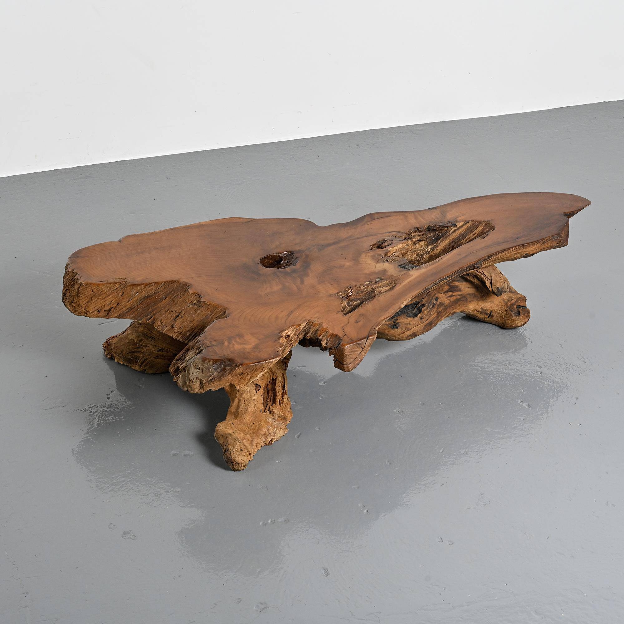 Coffee table made from sequoia root, American craftsmanship, Redwood Park, California, around 1970.