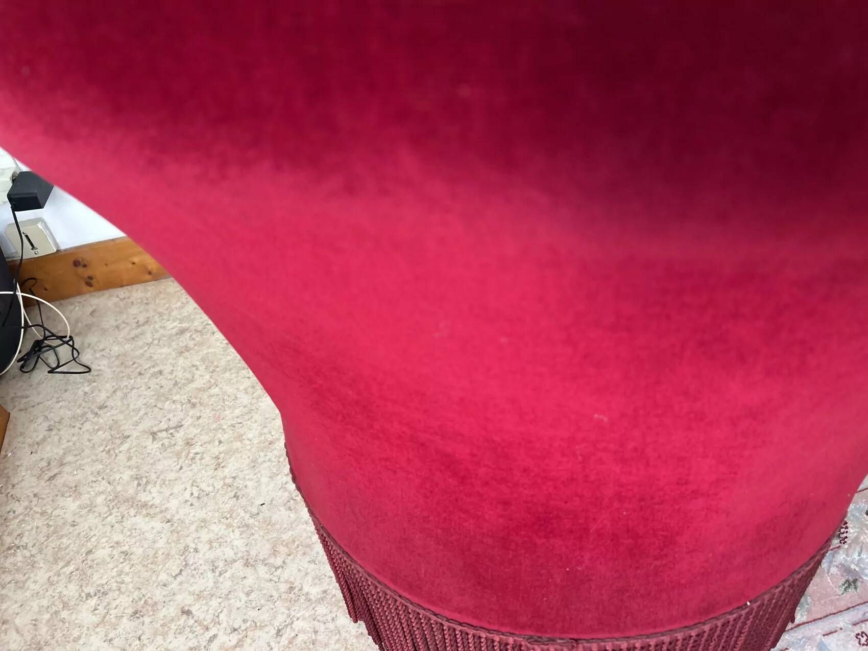 Burgundy velvet armchair – tufted – timeless charm