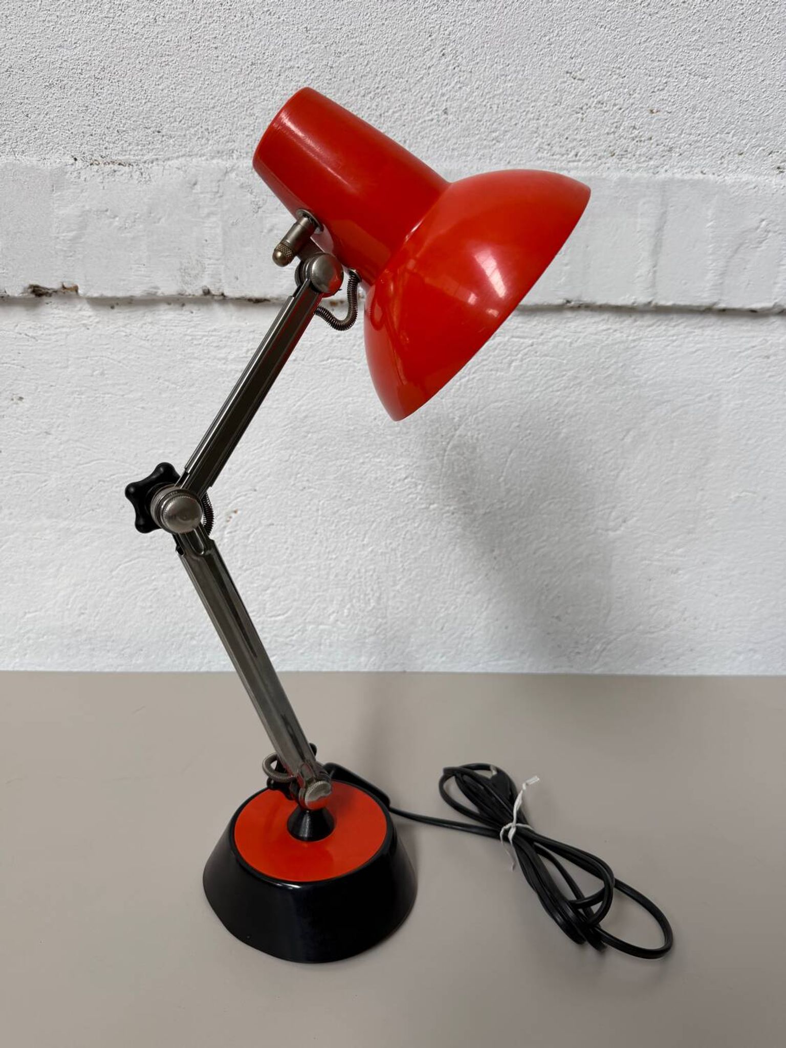 Lampe de bureau design 70 métal noire et orange