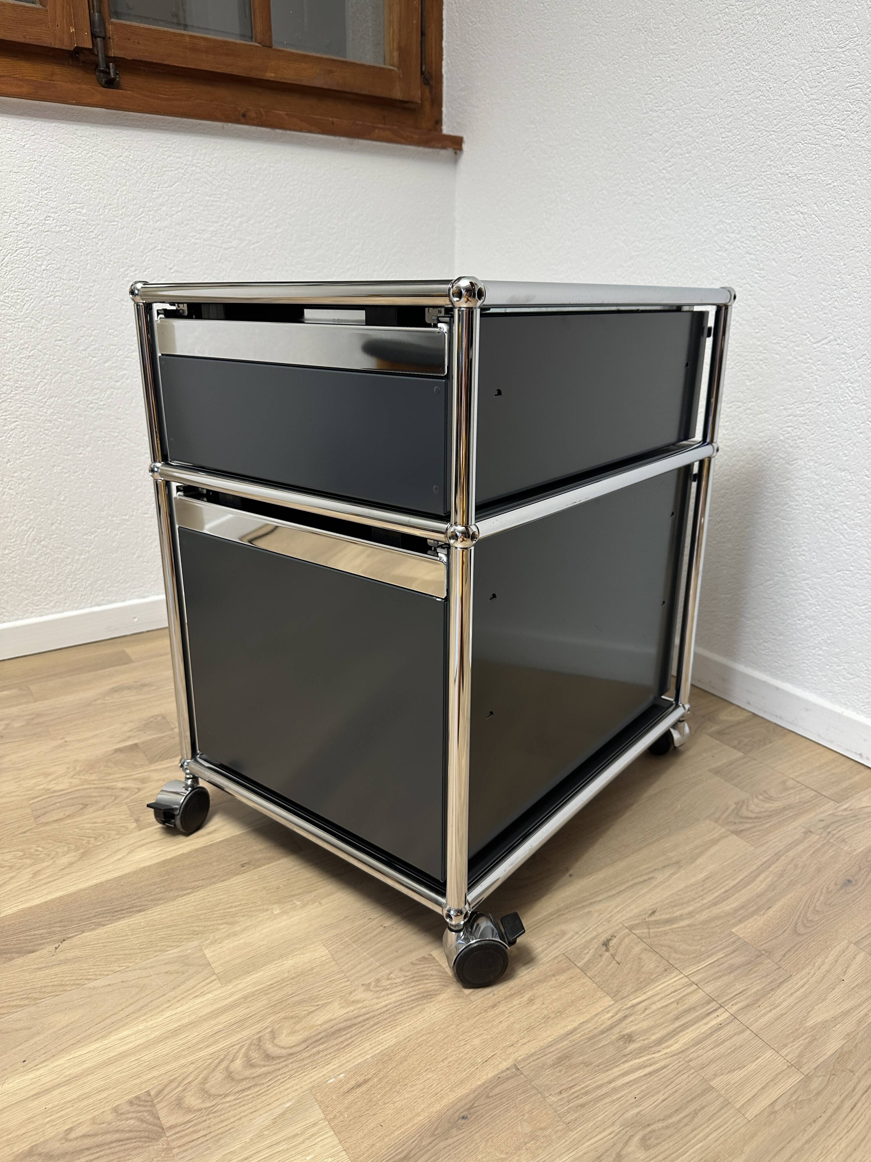 USM Haller wheeled cabinet in Anthracite Grey