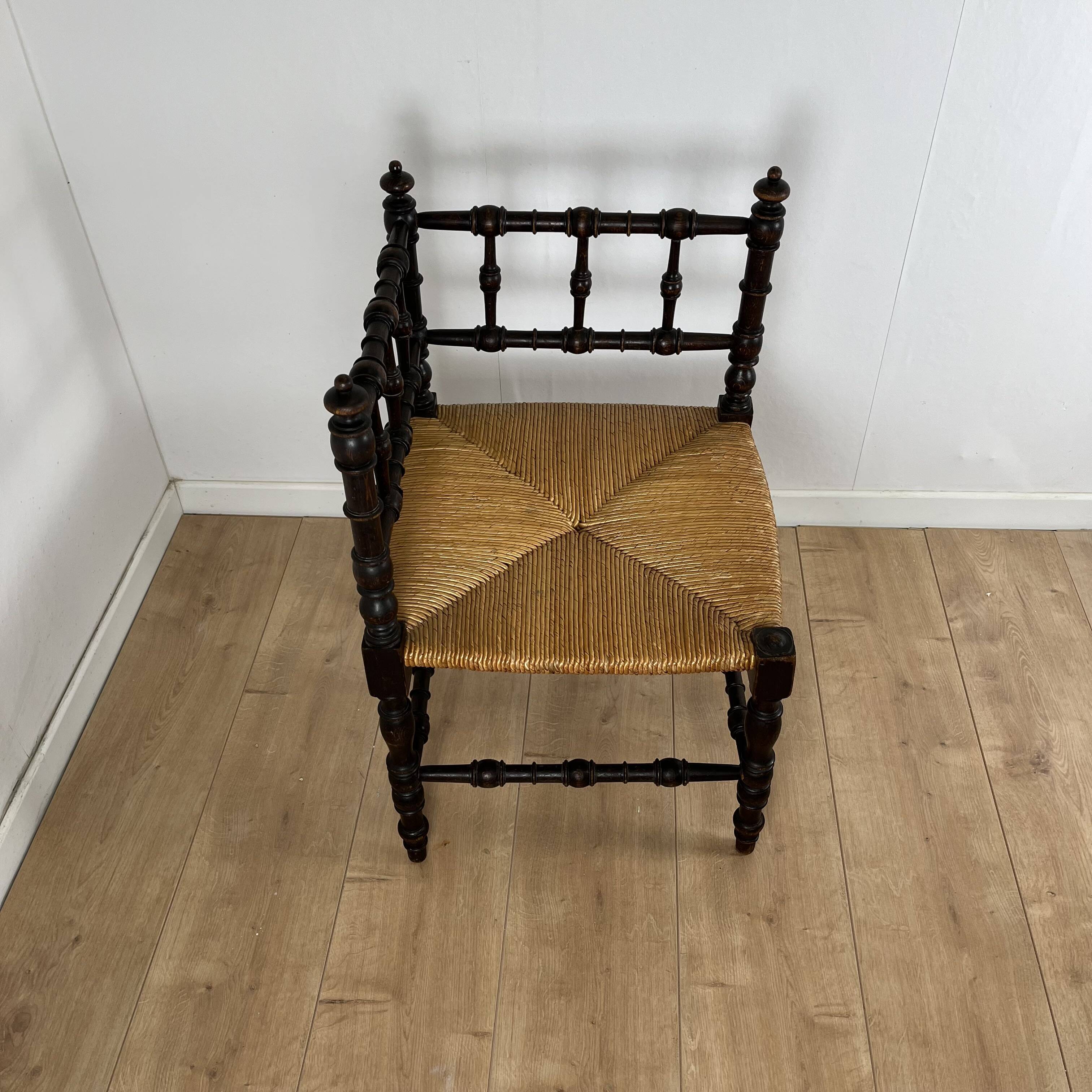 Corner chair in carved wood and straw, late 19th century.