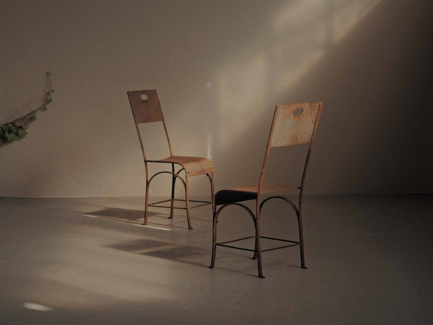 Paire de chaises en acier et tôle rivetée, vers 1920