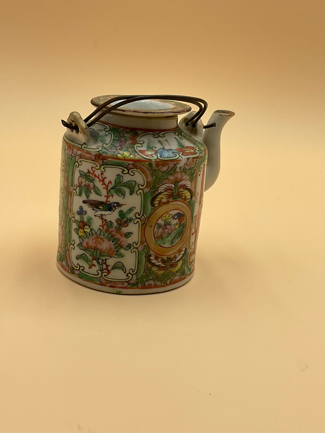 Porcelain teapot from China Canton XIX°