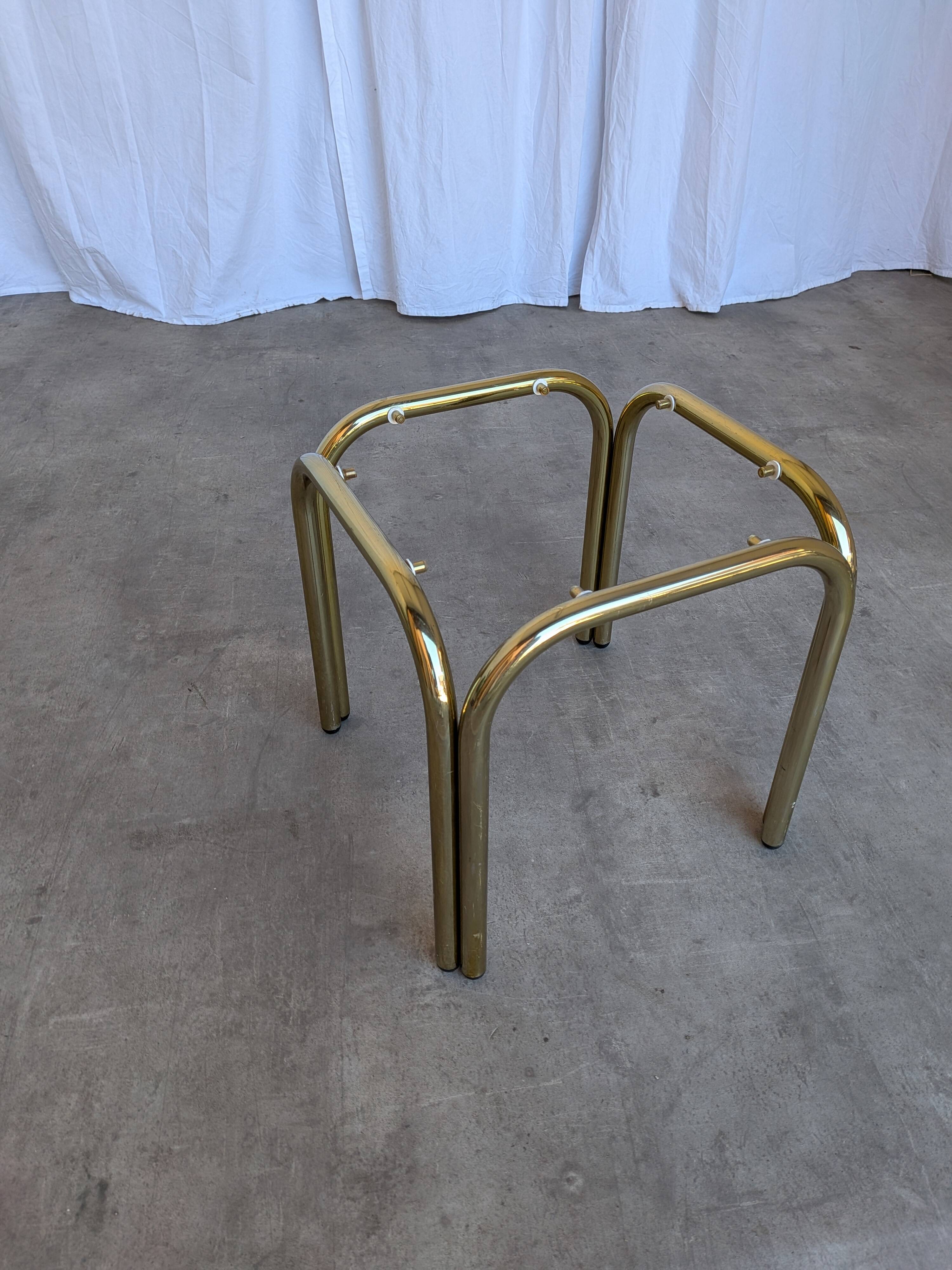 Table basse vintage en laiton et verre fumé / Moderne italien du milieu du siècle