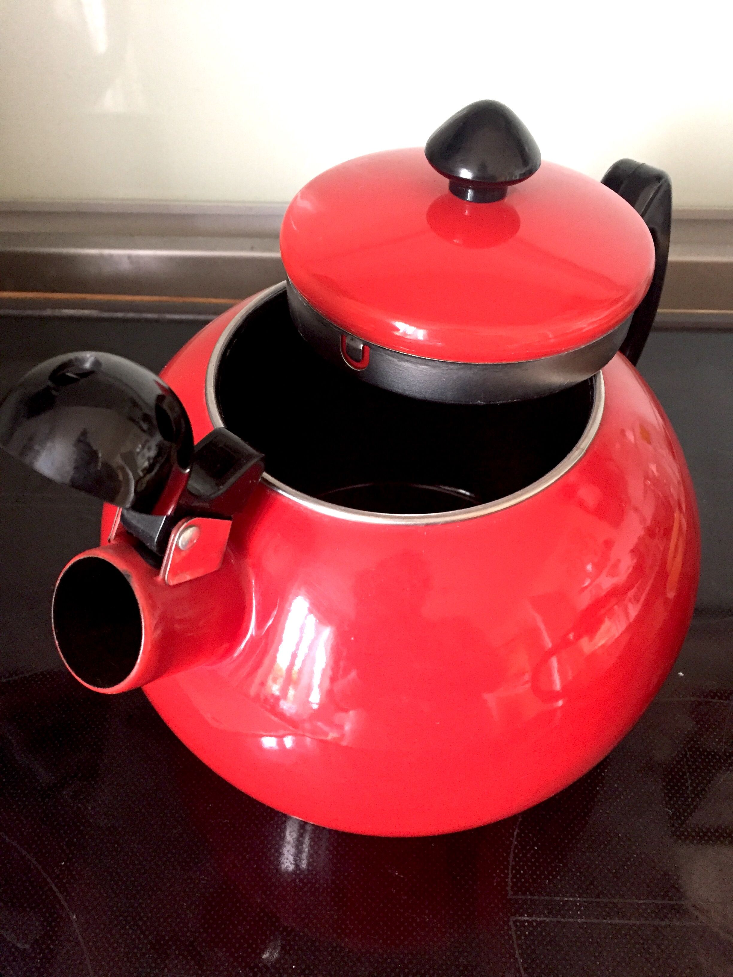 Kettle metal red years 1970