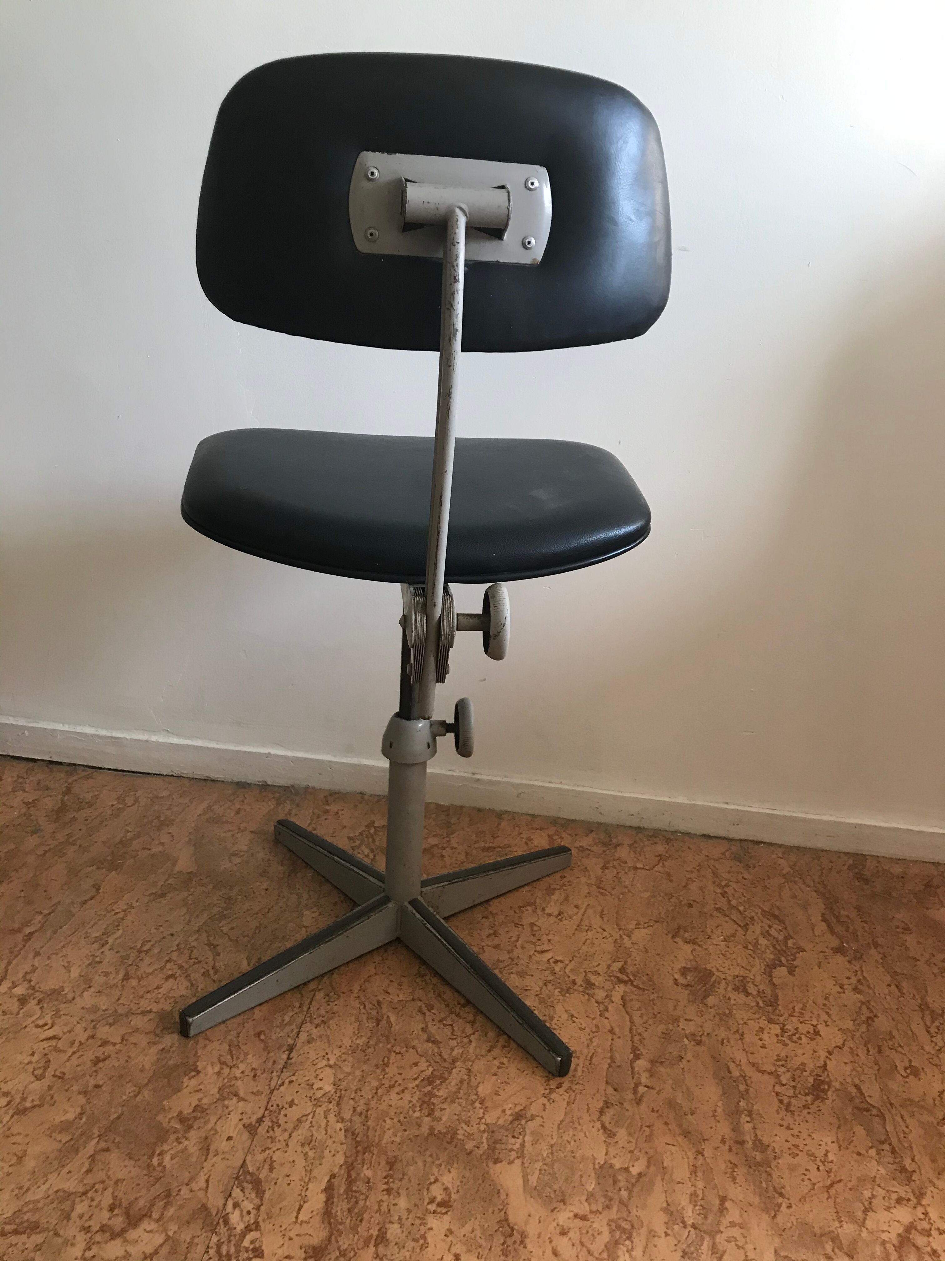 Chaise d’atelier industrielle de Friso Kramer pour Ahrend de Circkel,60’