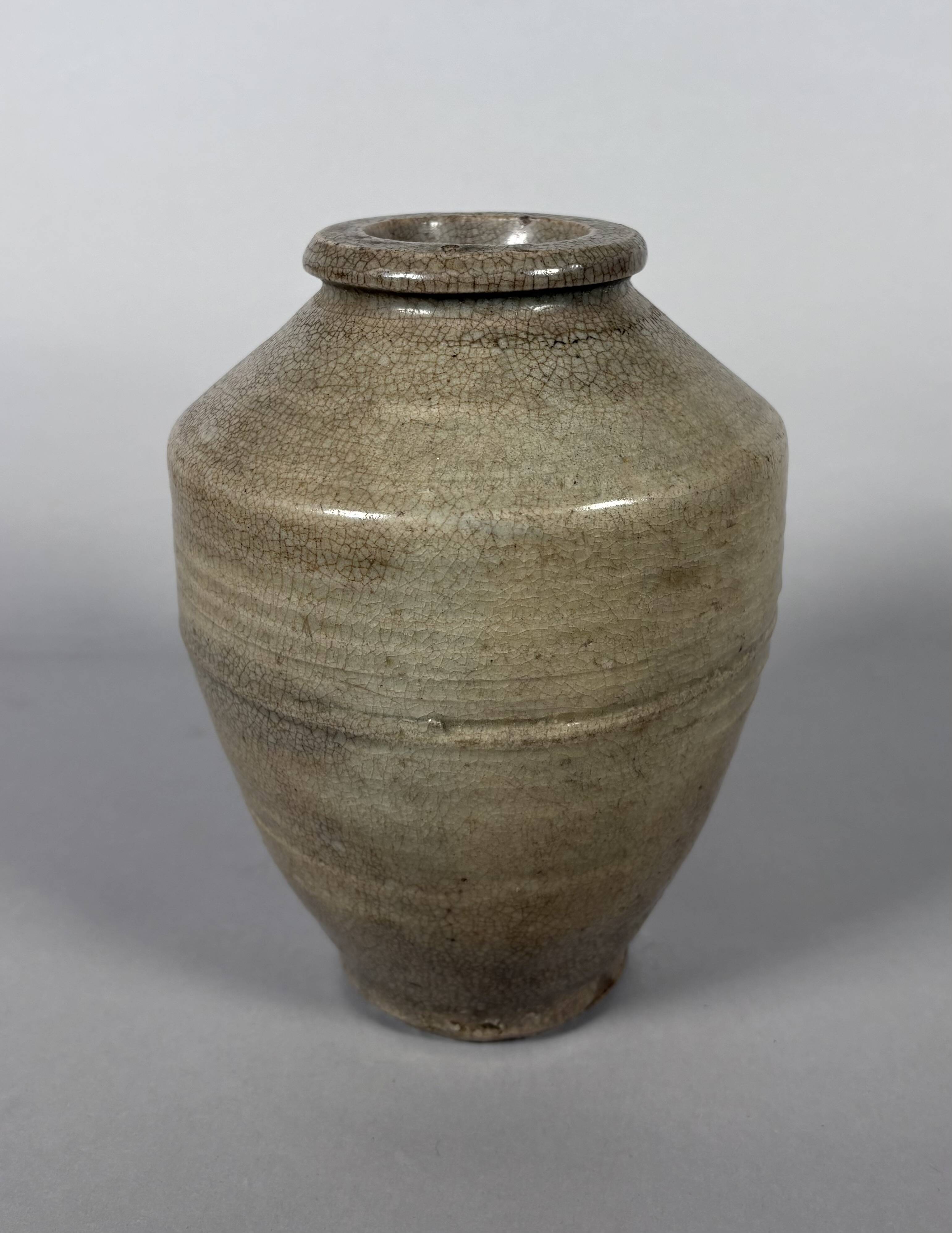 Cracked cream stoneware vase, Ming Dynasty (1368-1644), China