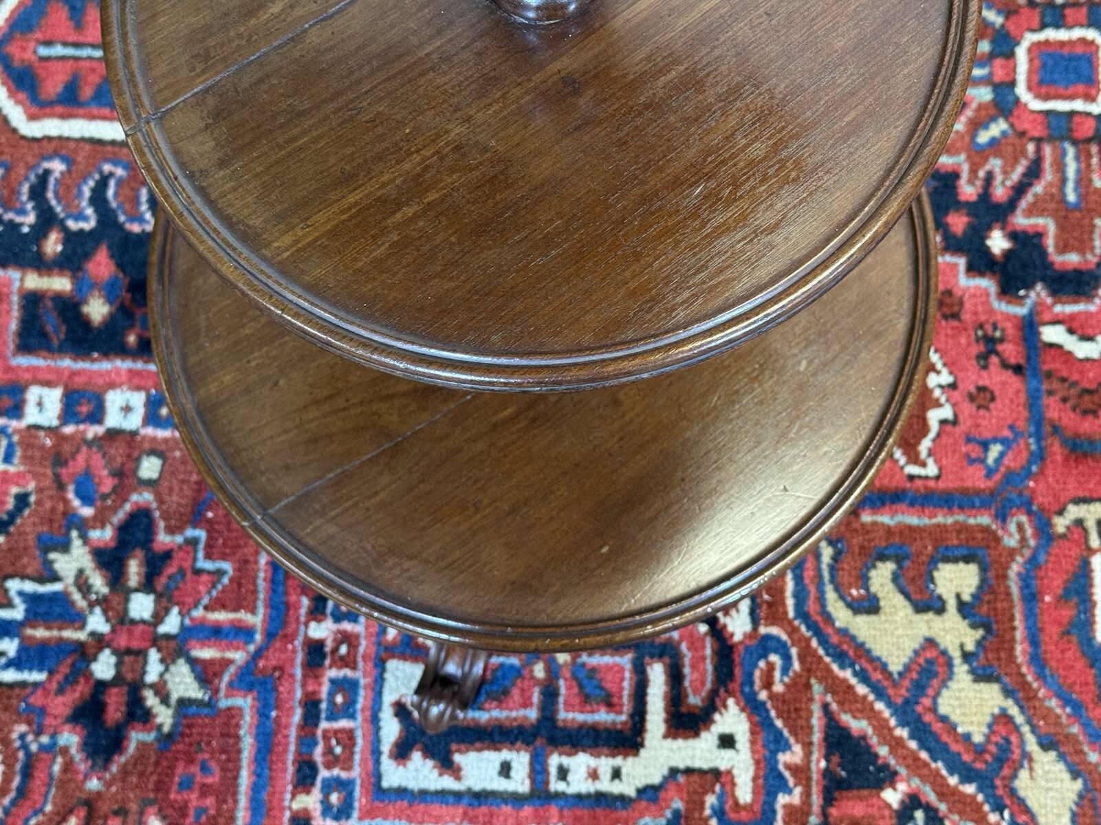 Three-tiered mahogany guéridon from the 19th century.