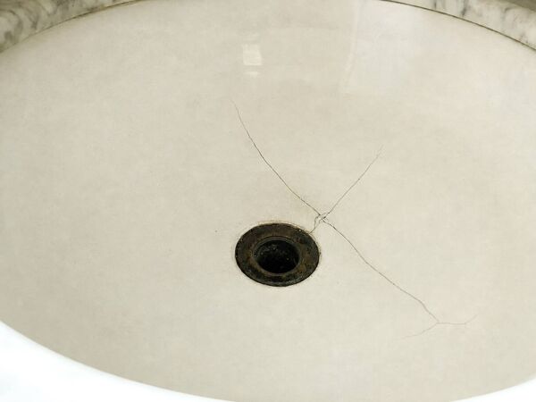 Meuble de toilette ancien en bois peint et marbre blanc