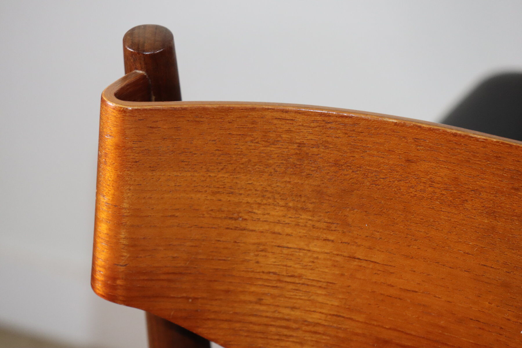 Set of 6 Gianfranco Frattini chairs in teak and black skai – 1960s