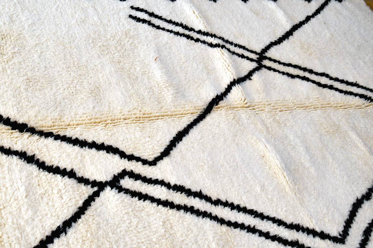 Beni Ouarain Moroccan Berber rug with black diamonds 238 x 160 cm new