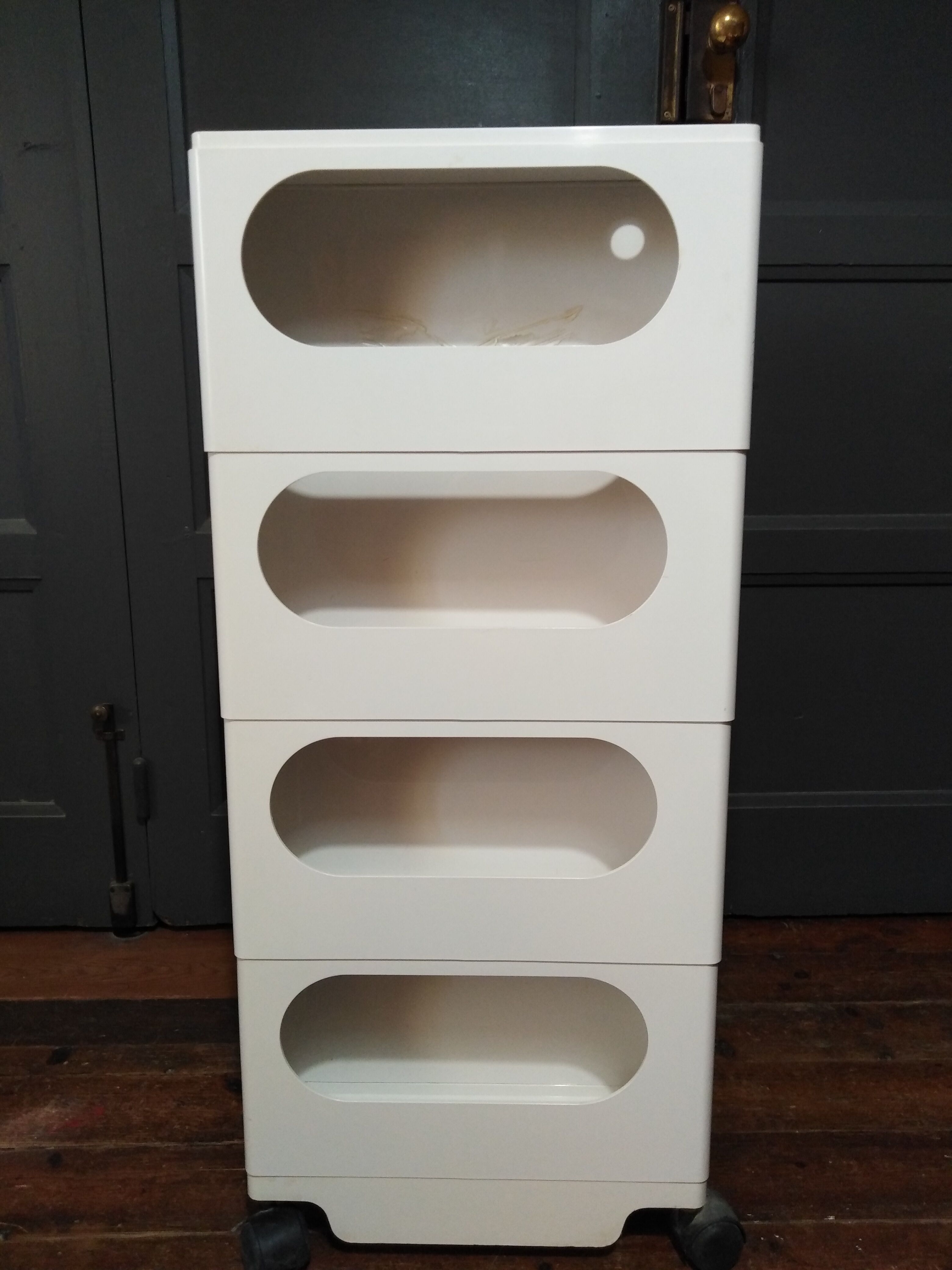 Joe Colombo - serves Boby Trolley