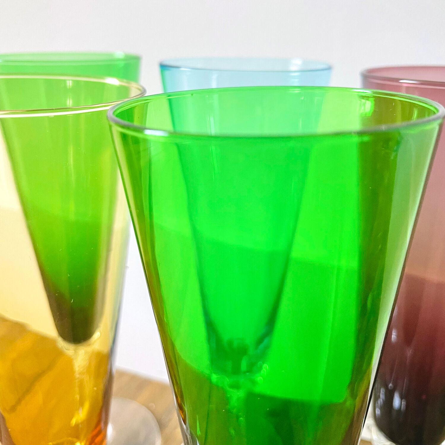 Set of 5 colorful champagne flutes