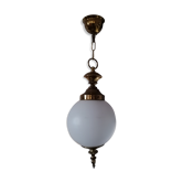 Lustre en métal doré et globe verre opaline