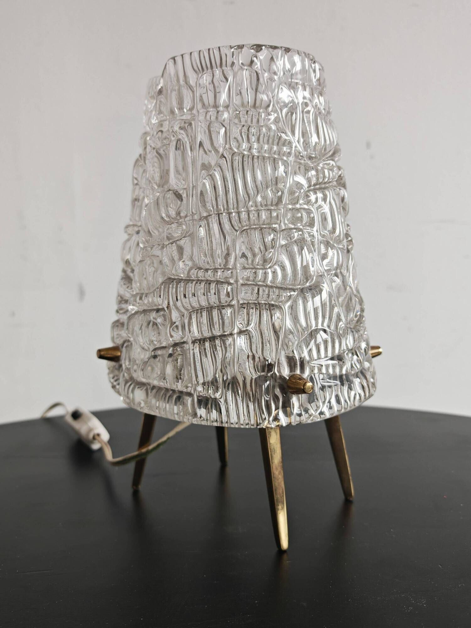 Lampe de table MCM "2/2" par JT. Kalmar en verre texturé et socle en laiton