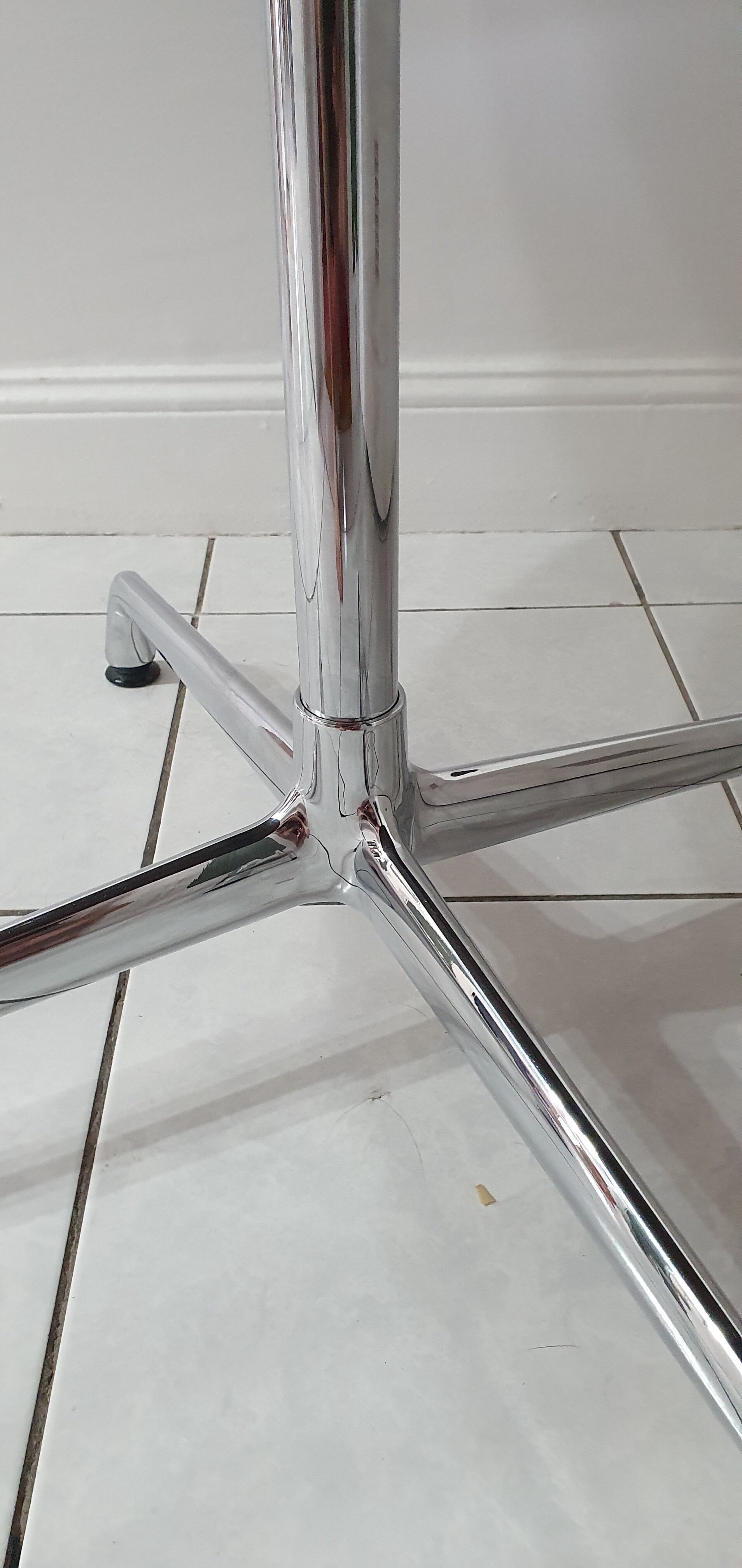 Table "contract base" design Charles et Ray Eames édition Vitra