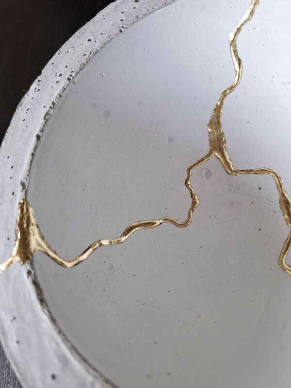 Coupe en béton et feuille d'or inspiration Kintsugi