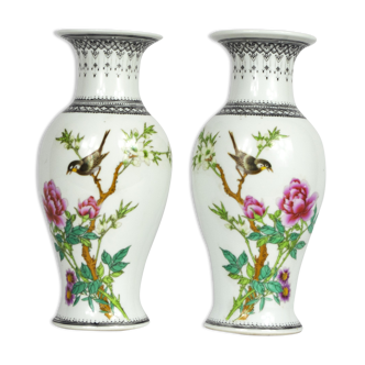Paire de vases famille rose en porcelaine de Chine