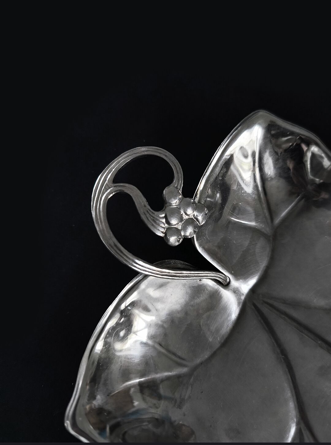 Leaf-shaped pocket tray in minimalist silver plating.