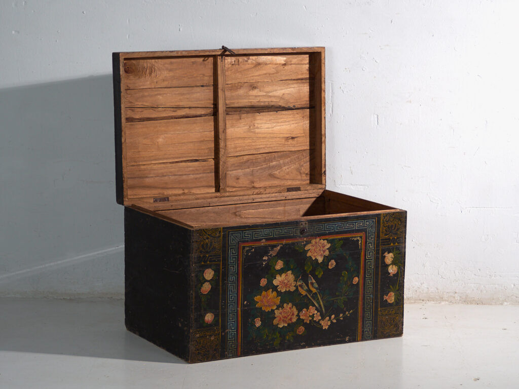 Coffre ancien peint en bois de pin – Chine, vers 1900
