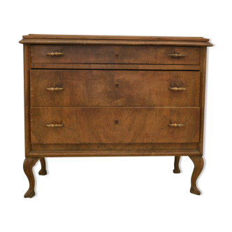 Walnut chest of drawers