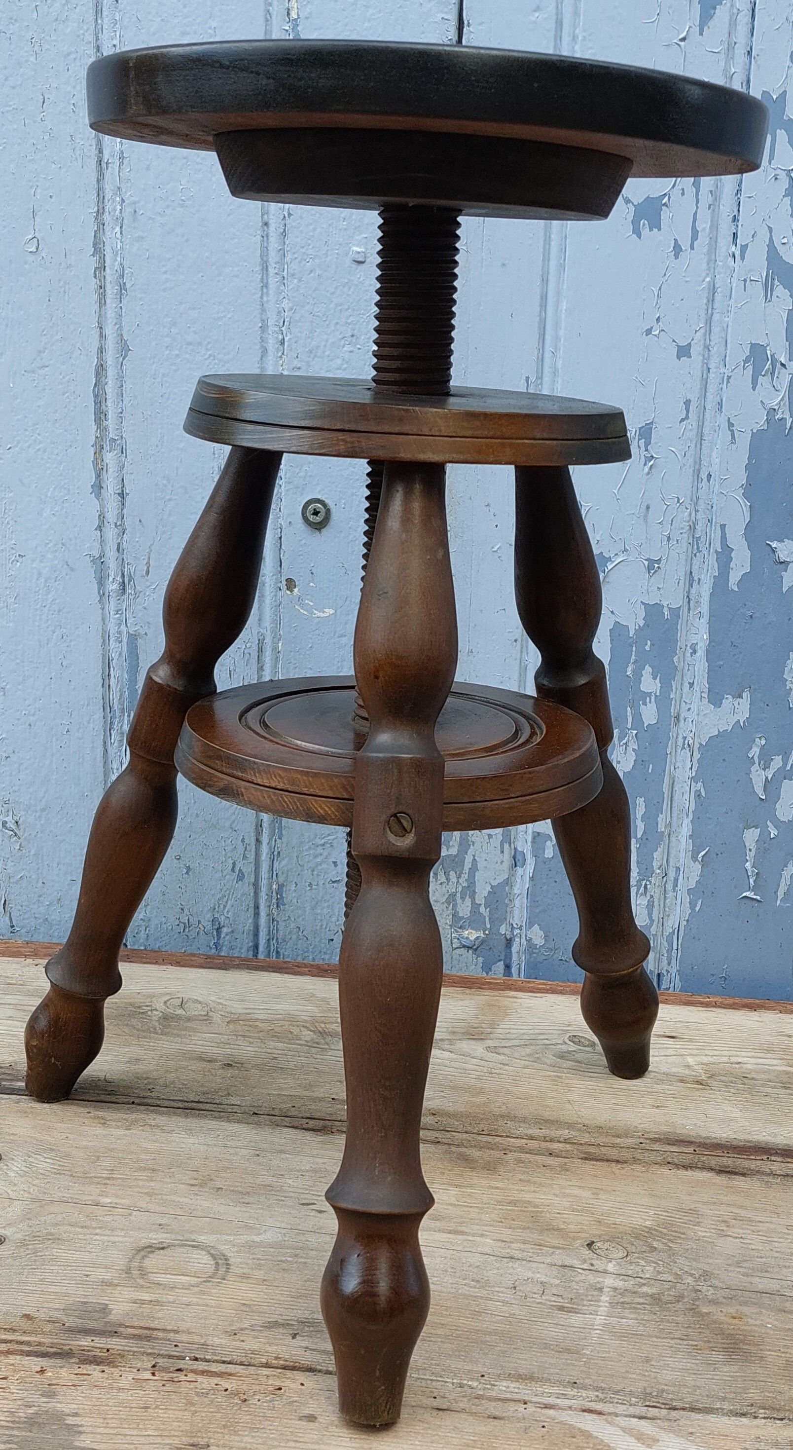 Tripod screw stool