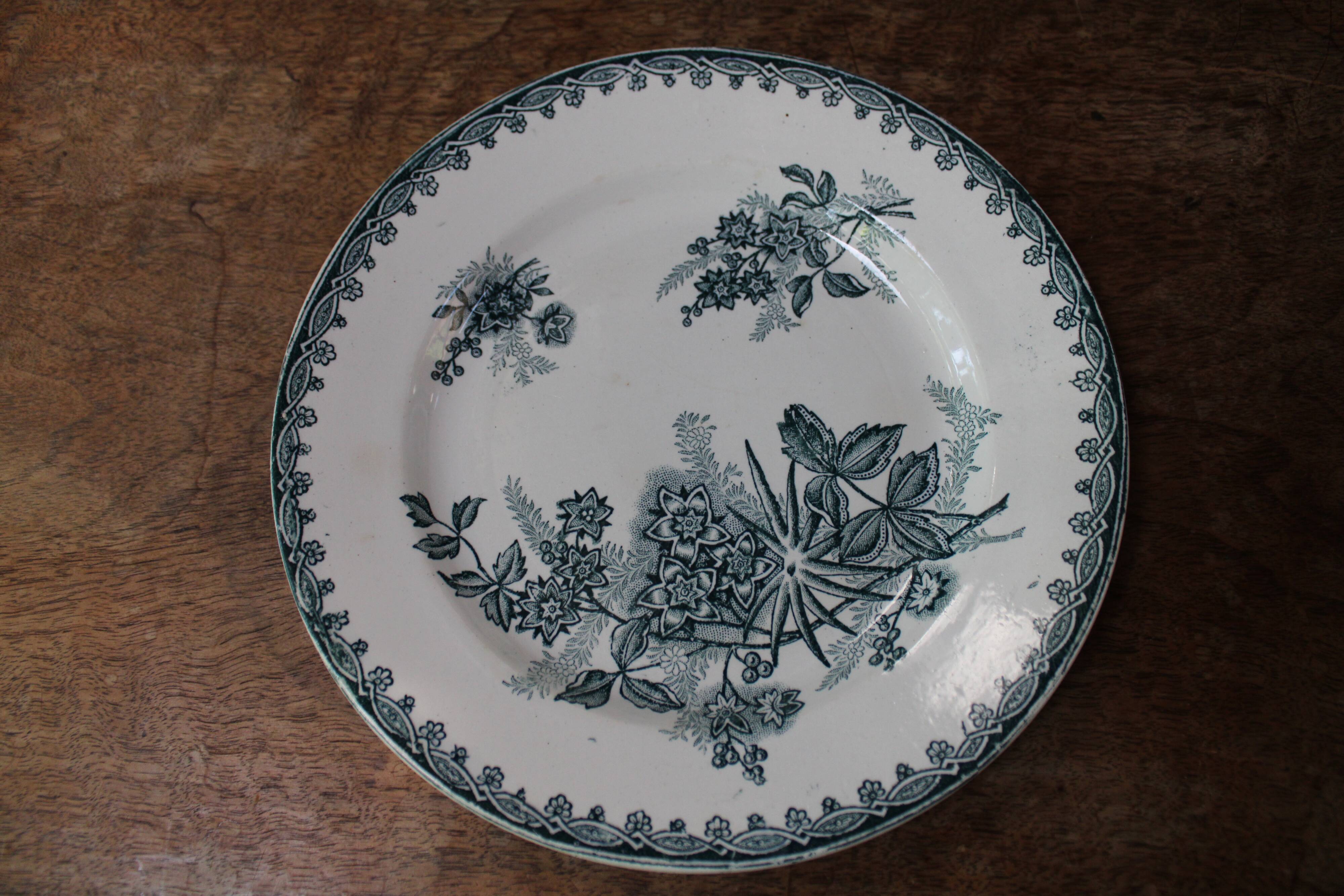 Set of 7 flat plates Sté Amandinoise St Amand, model Margot