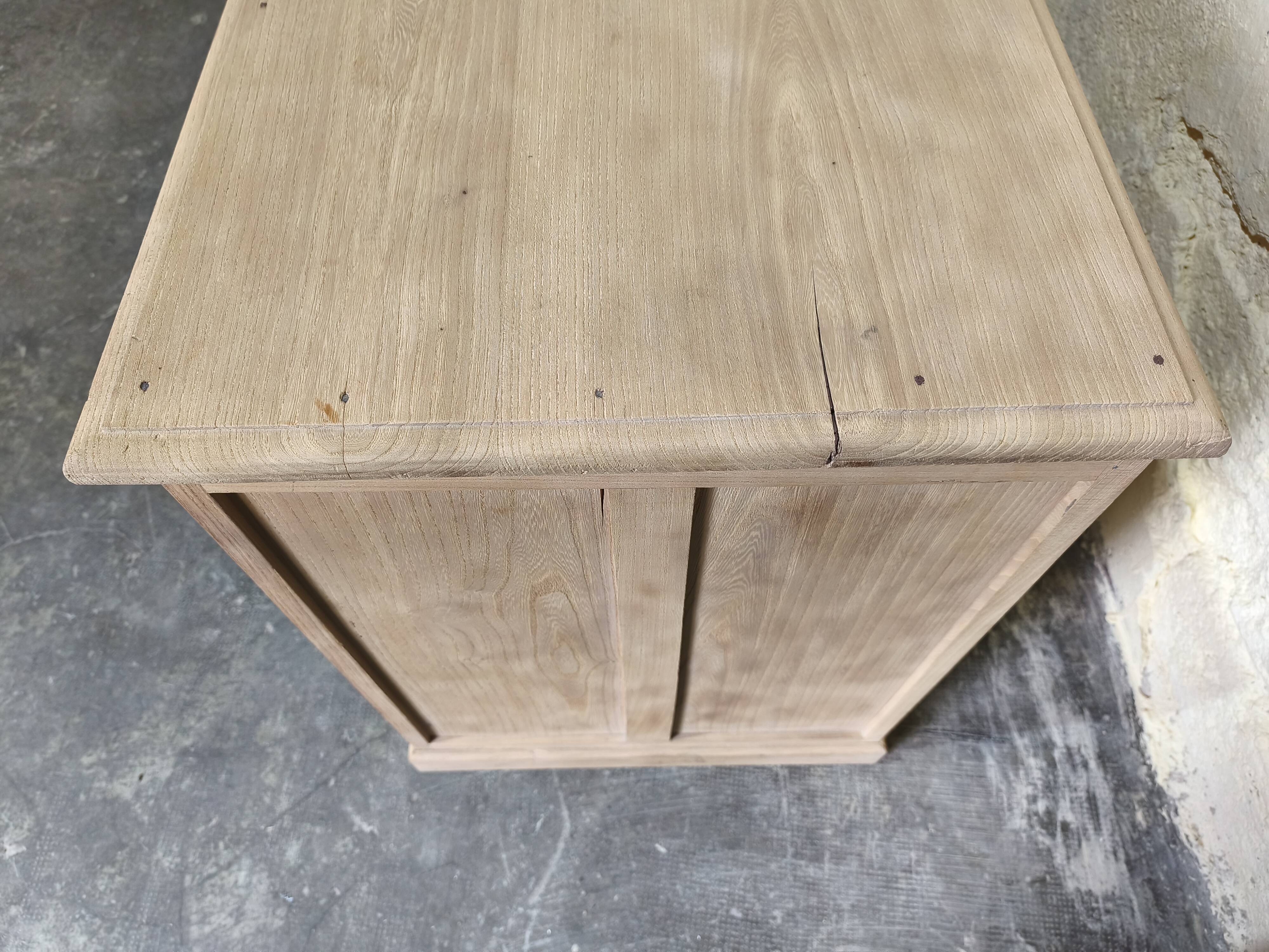 Desk in solid elm with natural airbrushing