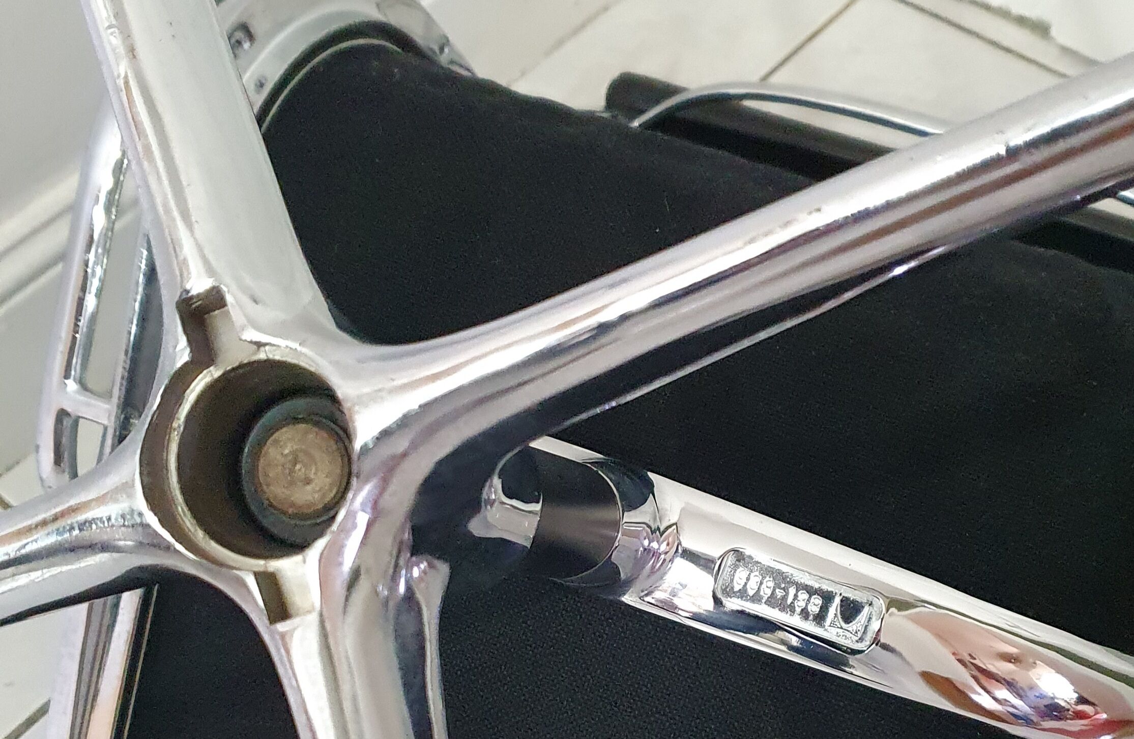 Fauteuil EA208 soft pad Charles et Ray Eames édition Herman Miller